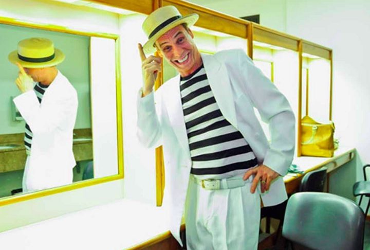 Carlinhos também contribuiu para a popularização da dança de salão entre diferentes gerações. 