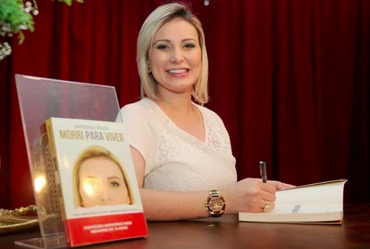 Em 2015, Urach lançou sua autobiografia, intitulada Morri para Viver. O livro conta sua história de fama, envolvimento com drogas e como ganhava dinheiro para encontros amorosos. E já vendeu mais de 1 milhão de cópias.