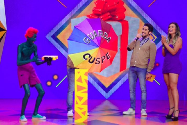 Antes disso, ela foi assistente de palco do programa Legendários, da Rede Record, em 2011, e depois dançarina do cantor Latino.