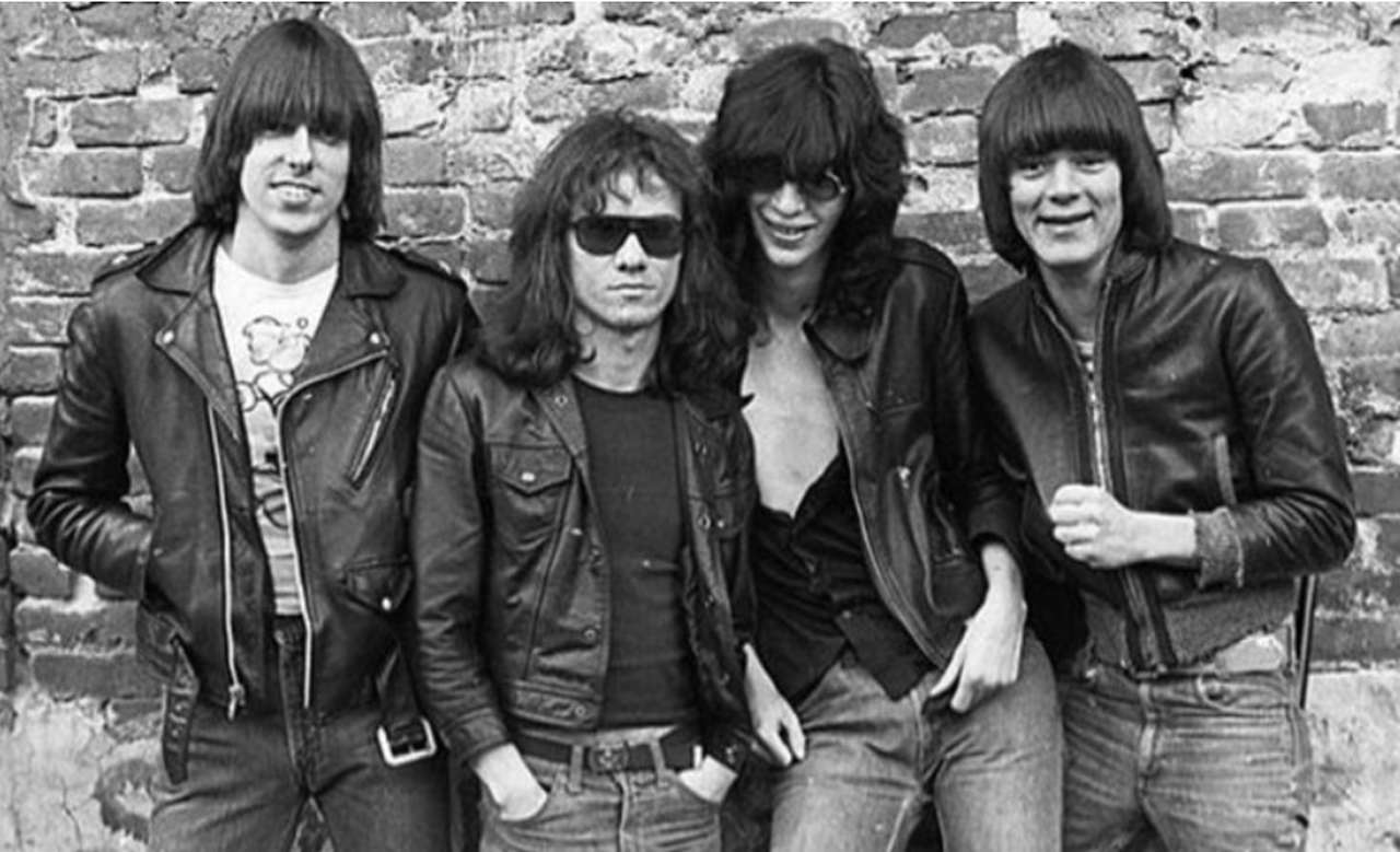 Considerados como precursores do estilo punk rock, os Ramones surgiram no cenário mundial em 1974 e influenciaram diretamente diversas bandas que apareceram nas décadas seguintes. Consolidaram a base deste estilo com suas composições simples e minimalistas.
