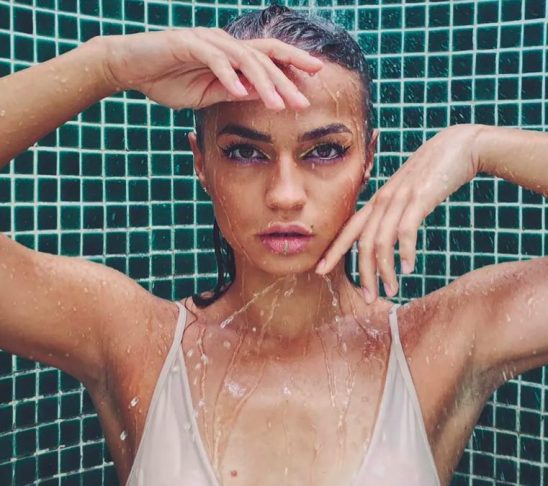 Apesar do rápido atendimento médico, a jovem não resistiu aos ferimentos e veio a óbito.