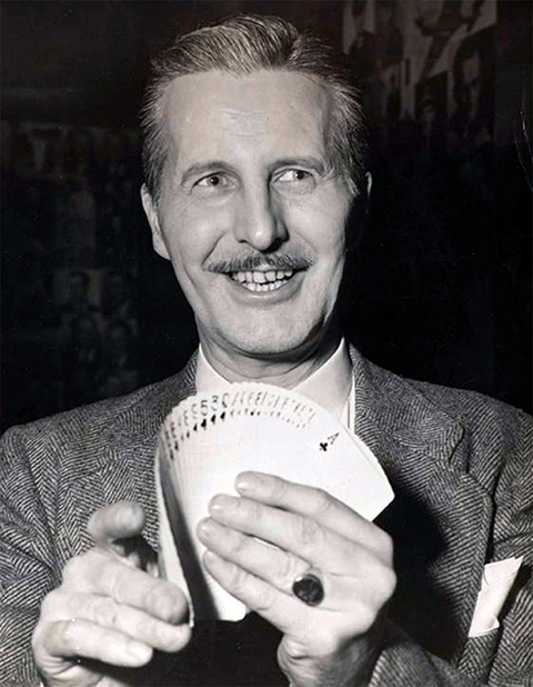 DAI VERNON - Único mágico cujo truque Houdini não conseguiu desvendar. O húngaro disse que conseguiria descobrir a magia olhando 3 vezes para a apresentação. Mas, com o truque da carta no baralho de Dai, ele não conseguiu perceber nada. 