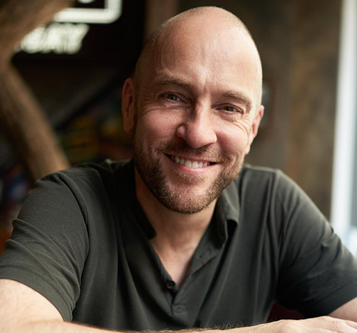 DERREN BROWN - Nascido na Inglaterra em 27/2/1971, ficou famoso a partir de 2010, quando uma série de TV levou seu nome.  já conseguiu acertar o resultado da loteria e, surpreendentemente, convenceu um homem a cometer um assalto dentro de um avião.