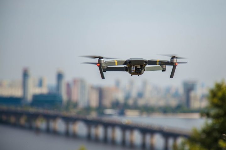 No Rio de Janeiro, um morador de um prédio no bairro da Glória, na zona sul, relatou ter visto um drone pairando dentro do seu apartamento no sexto andar, durante a madrugada. O episódio ocorreu no dia 15/07.
