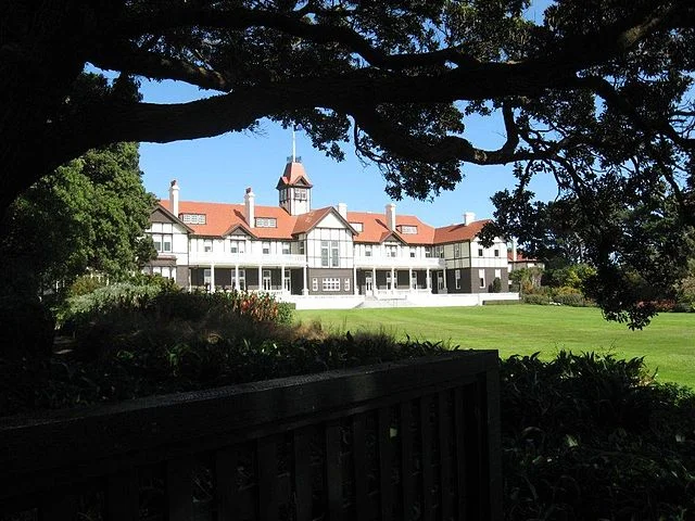 Government House (1910)
Residência oficial do Governador-Geral da Nova Zelândia, localizada em Wellington. Sua construção representa o poder do Estado e é usada para eventos diplomáticos e cerimônias oficiais.
