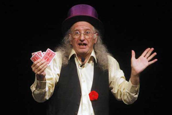 TAMARIZ - Especialista em mágicas com cartas. Recebeu prêmios por suas criações e escreveu livros sobre o assunto.  