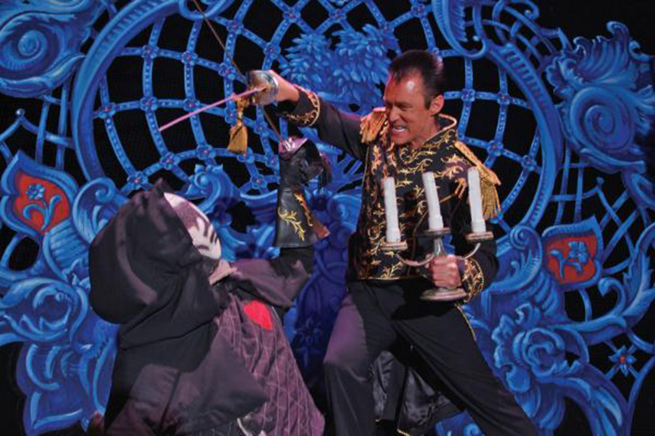 LANCE BURTON - Americano, nascido em 10/3/1960, é um mágico de sucesso em Las Vegas.  Dedicado ao ilusionismo desde criança. 