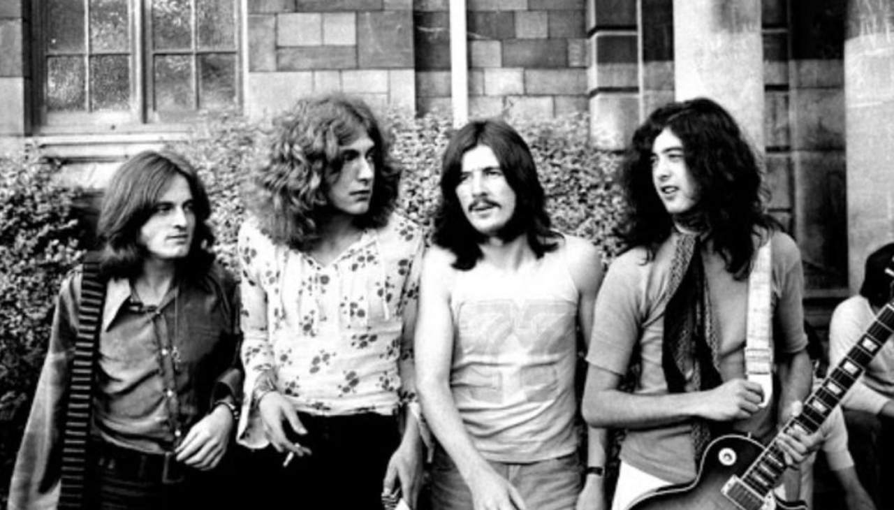 Fundada em 1968, a banda tinha os seguintes integrantes: o guitarrista Jimmy Page, o vocalista Robert Plant, o baixista e tecladista John Paul Jones e o baterista John Bonham. Este último é aclamado como um dos maiores bateristas de todos os tempos e morreu em 1980.