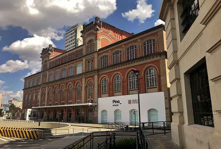 Fica no mesmo prédio do Departamento Estadual de Ordem Política e Social (Deops/SP), uma das polícias políticas mais truculentas da história do país, entre 1940 e 1983. 