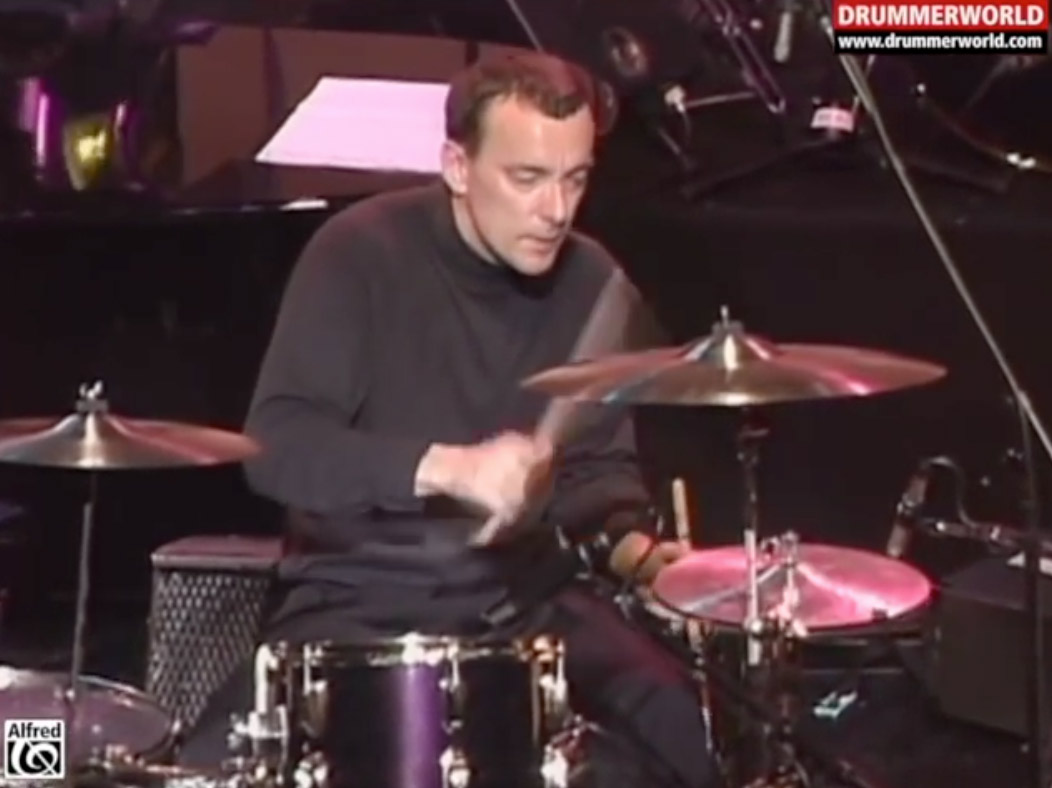 Completam o grupo canadense Geddy Lee (voz, baixo e teclados) e Alex Lifeson (guitarra). O Rush tornou-se conhecido pelas habilidades instrumentais de seus membros, as composições extremamente complexas e as letras ecléticas escritas por Neil Peart.