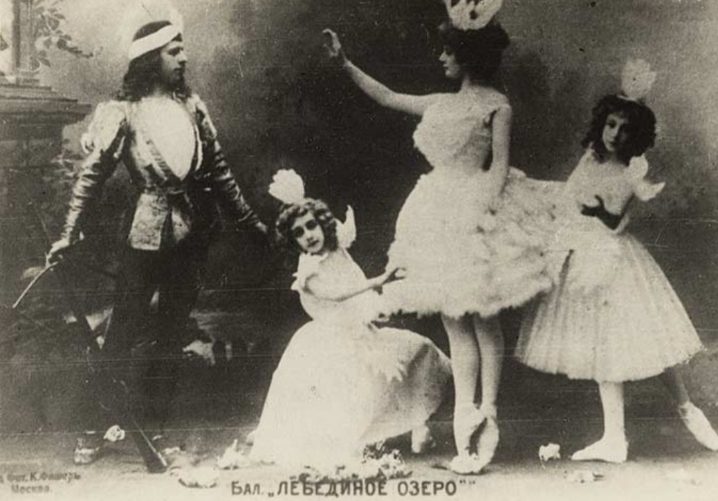 O Lago dos Cisnes é um balé dramático em quatro atos de 1876 do compositor russo Piotr Ilitch Tchaikovski e libreto de Vladimir Begitchev e Vasily Geltzer, com estreia em 1877 no Teatro Bolshoi (Moscou).
