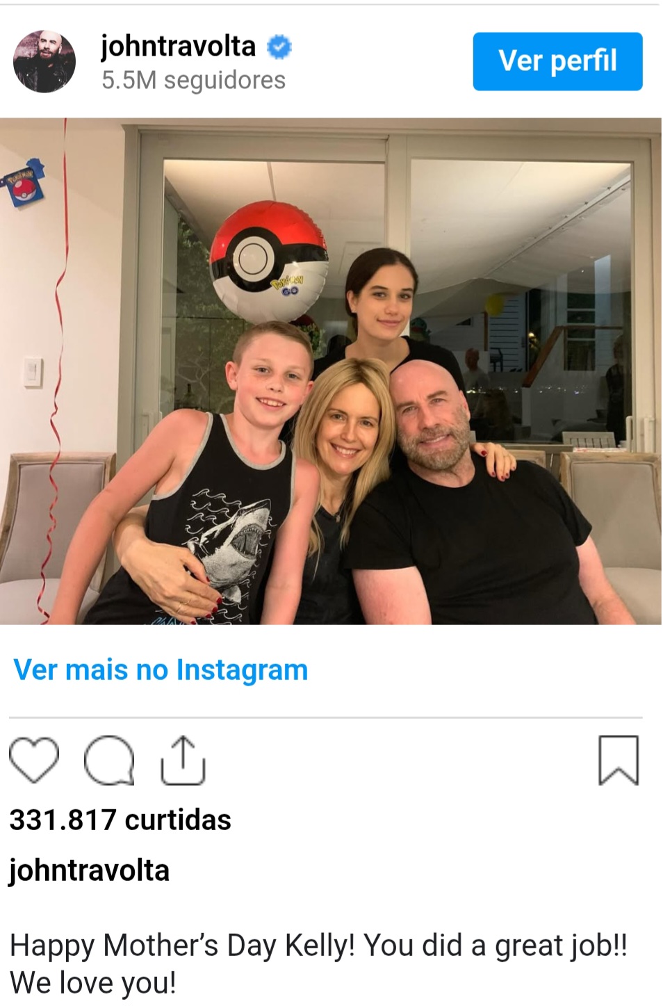 Travolta, inclusive, homenageou a mulher no Dia das Mães.  Ele postou foto com ela e os filhos e escreveu:  Feliz Dia das Mães, Kelly! Você fez um ótimo trabalho!! Nós te amamos!.