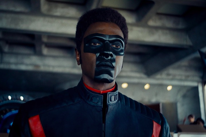 No novo filme de Superman, ele é vivido por Edi Gathegi, ator conhecido por participações em séries como For All Mankind, da Apple TV+,  e filmes da saga Crepúsculo nos cinemas.