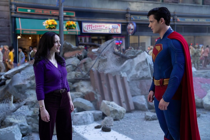 David Corenswet vive o Homem de Aço, enquanto Rachel Brosnahan é Lois Lane e Nicholas Hoult interpreta Lex Luthor. 