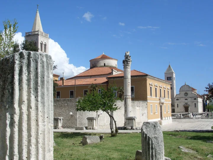 Zadar - Cidade histórica que tem ruínas romanas e venezianas na antiga península. As colunas se espalham por diversas partes, tornando o passeio a pé uma das melhores fontes de entretenimento e cultura. 