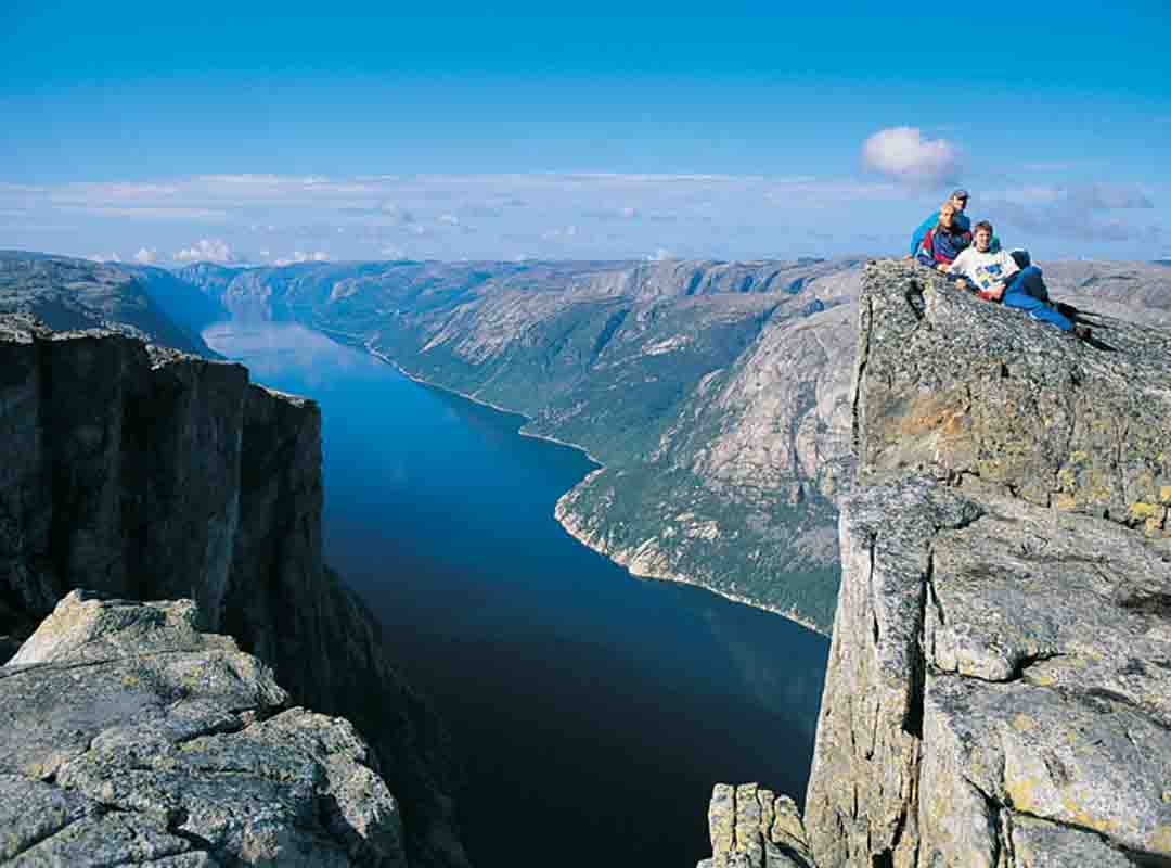 Fiorde de Lyse - Noruega - Fiorde profundo, mede 42 km de comprimento, com uma altitude que se eleva até 422 metros. Seu nome significa fiorde da luz. Com relevo acidentado , tem baixo povoamento. Excursões em navios percorrem o fiorde de ponta a ponta.