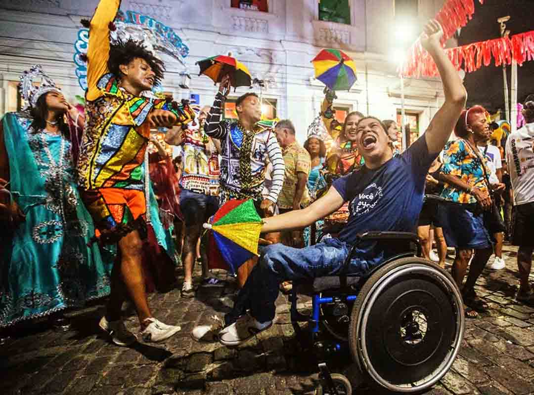 Segundo o historiador Leonardo Dantas, o entrudo, antepassado dos atuais carnavais, é conhecido em Pernambuco desde os primeiros anos da colonização. Na segunda metade do século XIX, a manifestação era festejada por grande parte da população pobre, composta por trabalhadores e escravos libertos, além de parte da elite. 