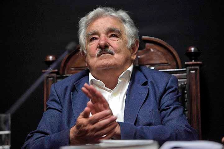 Mujica era considerado o presidente mais pobre do mundo porque abria mão de residir em palácio presidencial e tinha hábitos simples. Ele preferia viver em sua chácara, em Rincón del Cerro, a cerca de 10 km de Montevidéu, capital do país.