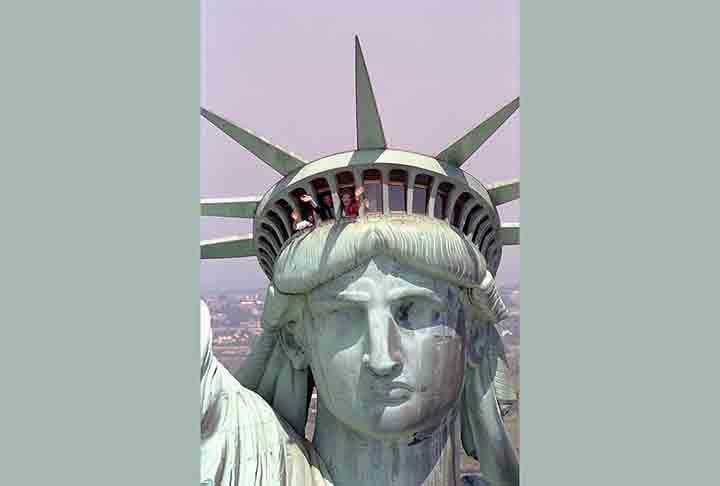 A Guerra Franco-Prussiana atrasou o progresso até 1875, quando Laboulaye propôs que o povo da França financiasse a estátua e os Estados Unidos fornecessem o local e construíssem o pedestal.