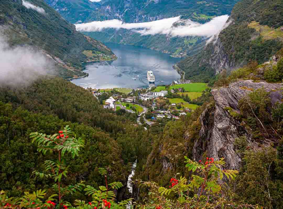 Fiorde Geiranger - Noruega - Um dos locais mais visitados do país. Fica em Sunnmøre, na região de Møre og Romsdal. Tem 15 km de extensão e  profundidade máxima de 258 m, sendo um braço do Fiorde Grande (Storfjorden). Tem povoados à margem  e algumas quintas abandonadas que foram restauradas para visitação.