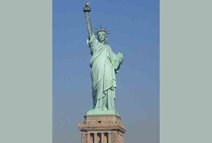 A campanha de financiamento revelou-se difícil, especialmente para os norte-americanos. Joseph Pulitzer, editor do New York World, começou um projeto de doações para completar o projeto, que atraiu mais de 120 mil colaboradores, a maioria dos quais deram menos de um dólar. 