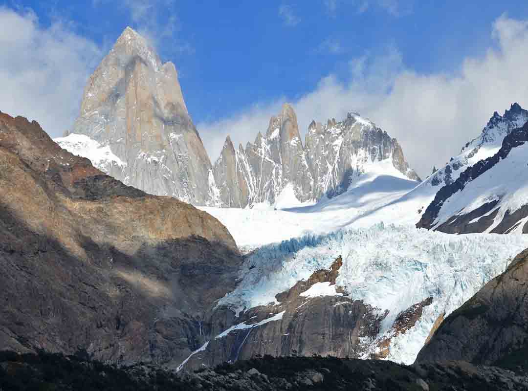 Cerro Torre, Patagônia: Localizada na fronteira entre o Chile e a Argentina, essa é considerada uma das montanhas mais difíceis de escalar do mundo, devido à sua forma íngreme e ao clima severo. É formada por atividade glacial milhões de anos atrás e tem 3.128 metros de altura.