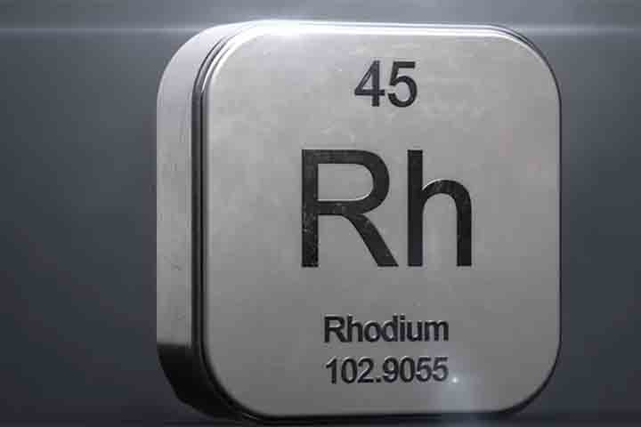 Ele tem grande variedade de usos comerciais porque é um bom condutor de eletricidade. Além disso, devido à elevada dureza, é utilizado em ligas com outros metais, para que elas tenham resistência mais alta à corrosão.