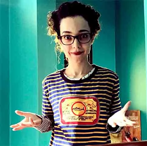 Aos 16 anos, após se encantar com uma HQ da “Supergirl” de produção brasileira, decidiu se matricular em uma escola de quadrinhos para aprofundar sua técnica e consolidar seu sonho profissional .
