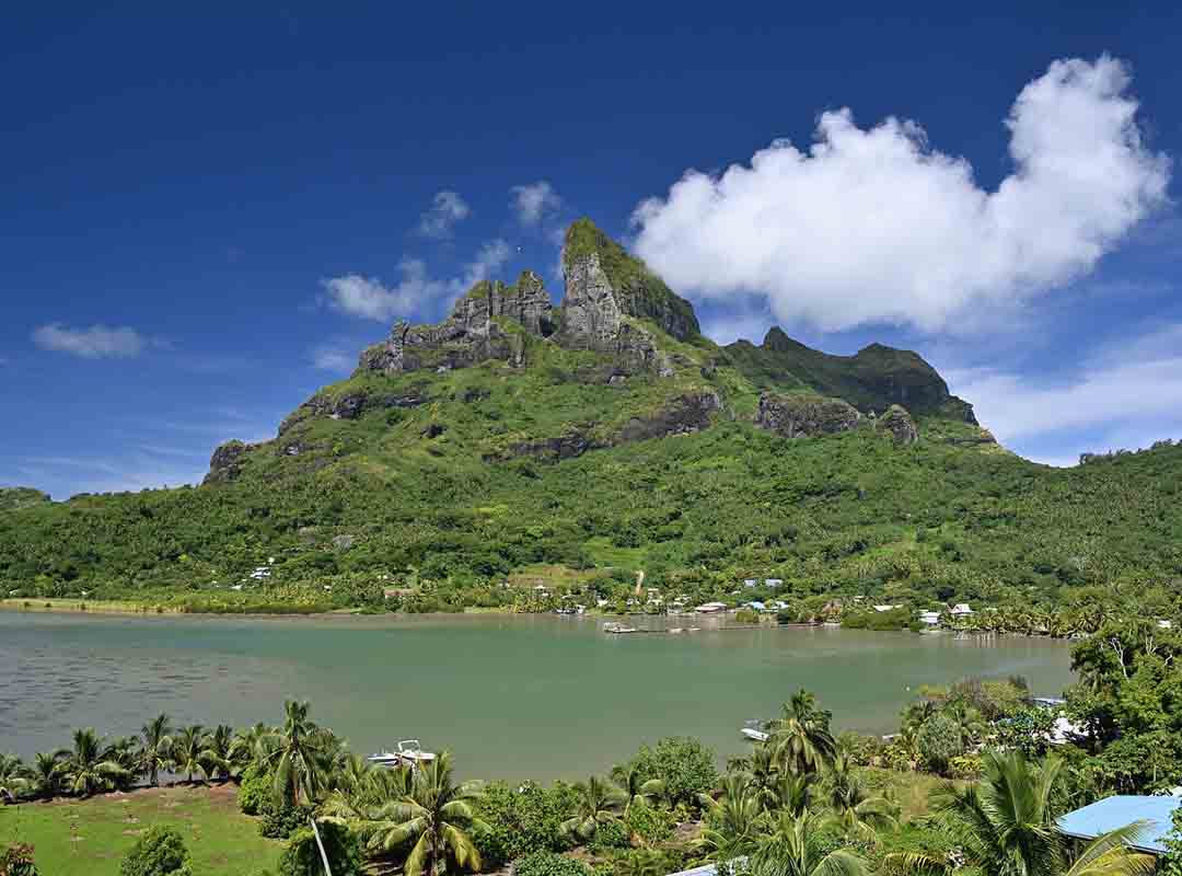 Monte Otemanu, Polinésia Francesa: Localizada na ilha de Bora Bora, essa montanha é um vulcão extinto com 727 metros de altura. A caminhada até o cume é árdua, mas a recompensa é uma vista deslumbrante da ilha e do oceano ao redor.