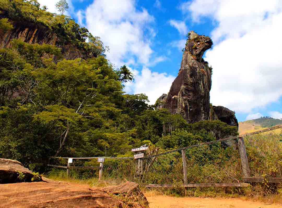 Pedra do Cão Sentado, Rio de Janeiro: Localizada em Nova Friburgo, região serrana do estado do RJ, essa formação tem impressionantes 111 metros de altura, sendo o ponto mais alto da região. É ou não é um cachorro sentado?