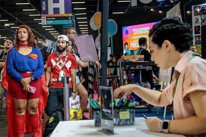 Em entrevista à revista Veja, Bilquis revelou que desenhar a Supergirl foi uma espécie de retorno emocional, pois a personagem a inspirou quando tinha apenas 16 anos. “Fechei um ciclo”, declarou. 
