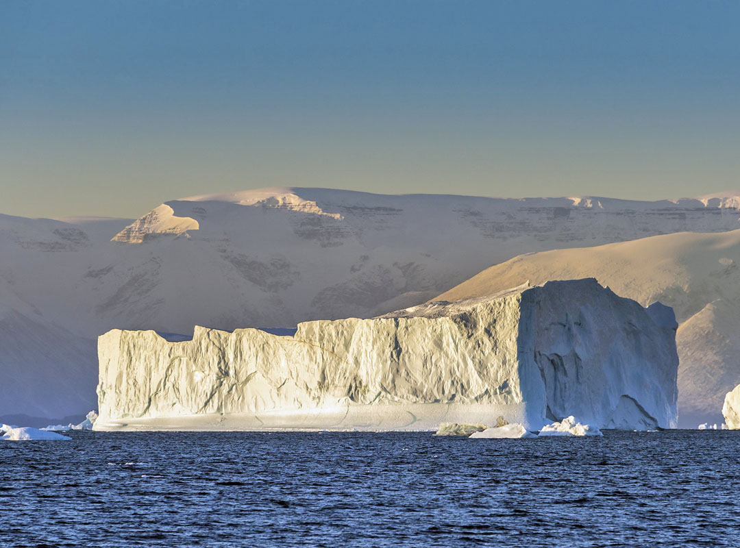 Fiorde Scoresby Sund - Groenlândia - Localizado na costa oriental, é o maior fiorde do mundo, com mais de 350 km de extensao, e  um dos mais profundos (cerca de 1.500m). No fiorde há várias ilhas. Milne Land é a maior delas.