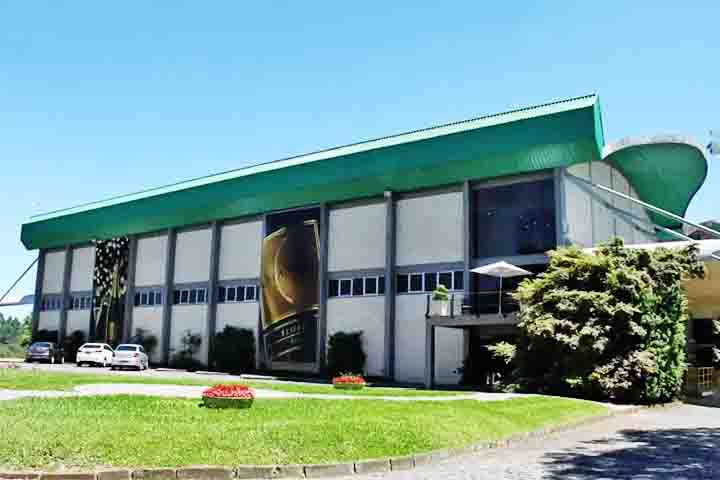 Já a segunda combina um rótulo de cada linha da casa (Assinatura, Raízes, Ícones e Free Spirit). É uma imersão nos espumantes da marca mais reconhecida do Brasil, com foco na elegância, qualidade e na ambientação cuidadosamente planejada.