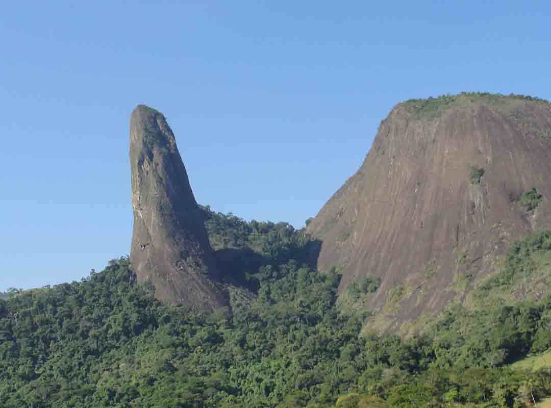 Pico do Itabira, Espírito Santo: Localizado na região da Cachoeiro de Itapemirim, esse pico é conhecido como o principal destino de escalada do estado do Espírito Santo. Há quem diga que ele tem a forma de um dedo apontando para o céu, ou talvez uma agulha cravada no chão...