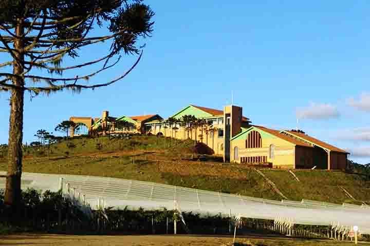 Localizada nas montanhas da Serra Catarinense, em São Joaquim (SC), a Villa Francioni mistura tradição, inovação e belas paisagens. O passeio inclui visita à cave, à área de produção e a uma galeria de arte com exposições itinerantes. O edifício principal impressiona pela arquitetura e vistas. 