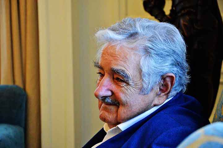 Nascido em 20/05/1935 na capital Montevidéu, Mujica é um dos nomes mais conhecidos da política uruguaia. Ele tornou-se famoso internacionalmente por levar uma vida simples e por promover medidas inclusivas.