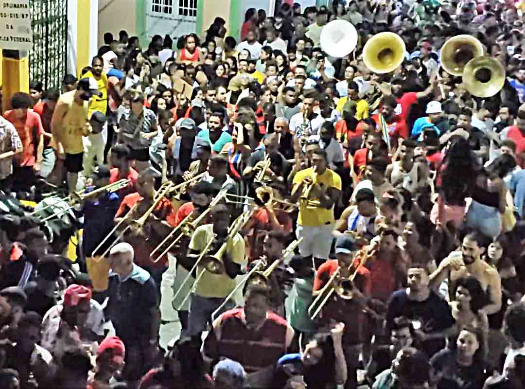 Além disso, possui a presença de música e dança, ritmo tocado por instrumentos de sopro, de forma acelerada. Existem na festa também movimentos acrobáticos, a inserção de elementos de outras danças folclóricas, de elementos da capoeira e figurinos coloridos, com a utilização de pequenas sombrinhas.