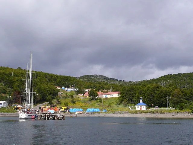 Ponto mais meridional habitado - Puerto Toro (Chile) - É uma aldeia de pescadores (cerca de 50 famílias) na ilha Navarino.  Ao sul só existem bases científicas na Antártida.