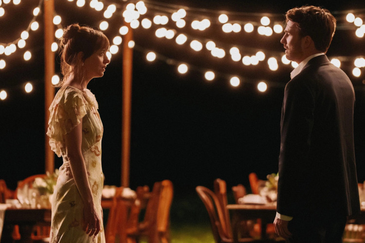 Estrelado por Dakota Johnson, Pedro Pascal e Chris Evans, o filme 