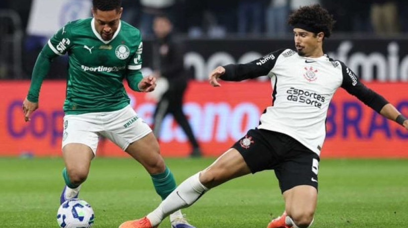 Holandês marcou o seu primeiro gol contra rivais desde que chegou ao Timão e o Alvinegro sai em vantagem nas oitavas da Copa do Brasil