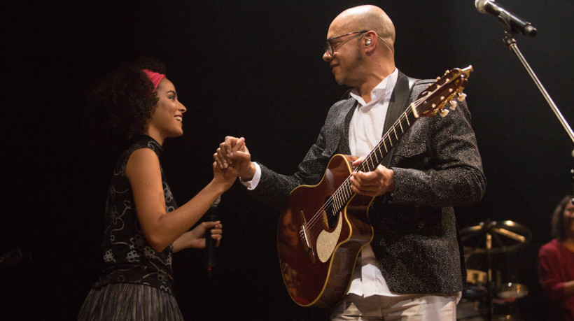 Laura Catarina, filha de Vander Lee, presta homenagem ao cantor mineiro em show em Fortaleza