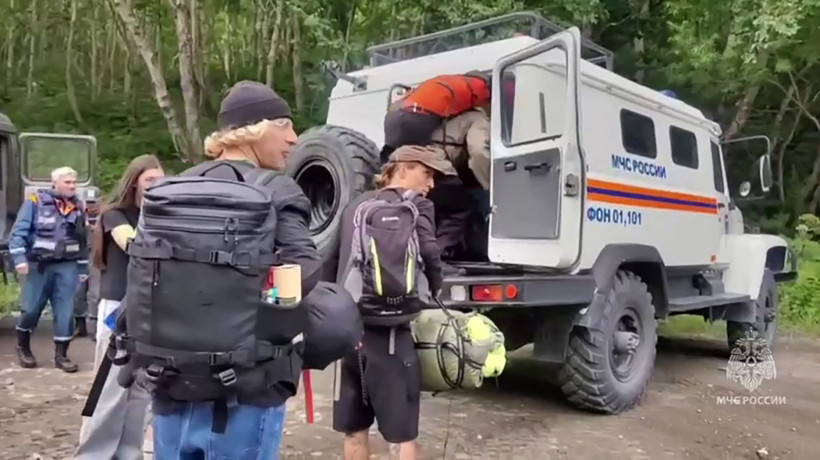 Após um dos terremotos mais fortes já registrados atingiu o Extremo Oriente russo, equipes de resgate evacuam pessoas na Rússia, após um terremoto de magnitude 8,8 atingir a costa leste do país.