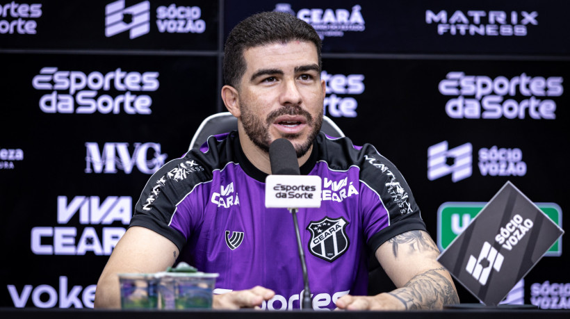 Volante Richardson, do Ceará, concedendo entrevista coletiva no CT Carlos de Alencar Pinto, na quarta-feira, 30 de julho de 2025