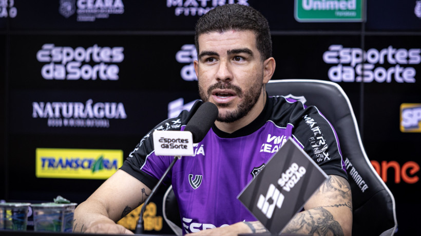 Volante Richardson, do Ceará, concedendo entrevista coletiva no CT Carlos de Alencar Pinto, na quarta-feira, 30 de julho de 2025