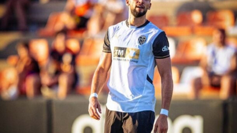 Atacante espanhol de 28 anos, que estava emprestado ao Valencia na última temporada, pode pintar no Glorioso