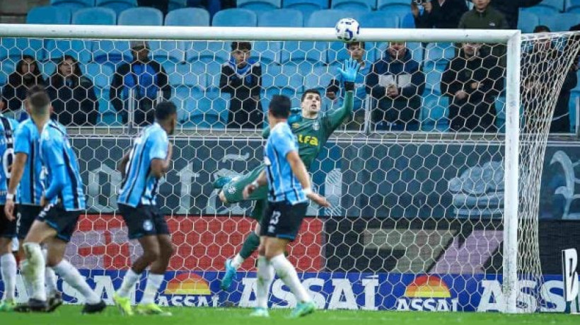 Goleiro admite situação incômoda no Brasileirão antes da vitória sobre o Fortaleza e enaltece a presença da torcida