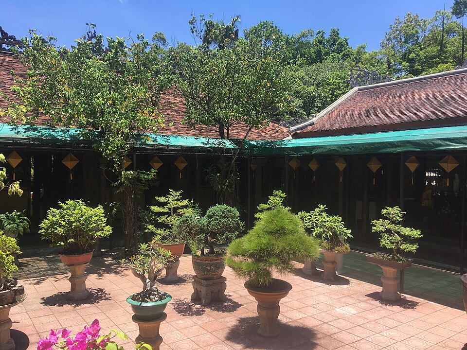 A adubação do bonsai deve ser feita com frequência moderada, utilizando nutrientes equilibrados. Adubos orgânicos e químicos são usados conforme a espécie e a estação do ano.
