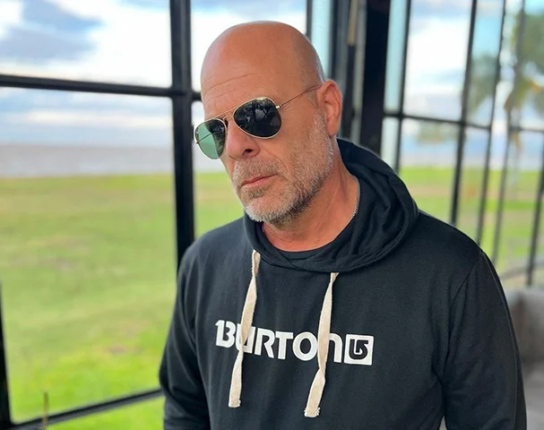 Um diagnóstico de demência pode sugar todo o ar de um ambiente. Eu não queria que o diagnóstico do Bruce nos levasse com ele, porque a demência é uma doença familiar. Então, fiz a escolha de trazer o ar de volta às nossas vidas pelo bem das nossas filhas, do Bruce e de mim mesma, publicou.