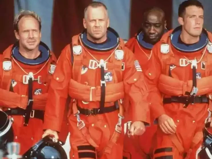 Bruce Willis também se aventurou em produções de ficção científica, como, por exemplo, fazendo o papel de Harry S. Stamper no filme Armageddon (1998). Ele ainda é bastante lembrado pela participação em Pulp Fiction: Tempo de Violência (1994), de Quentin Tarantino. 
