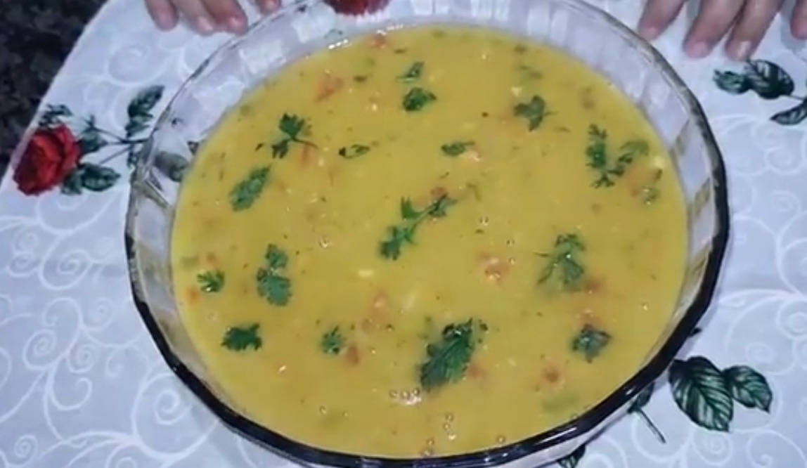 Caldo de Piranha (Pantanal e Amazônia) - Uma sopa feita com carne de piranha, rica em temperos e onde a pimenta-de-cheiro ou a malagueta é usada para realçar o sabor.

